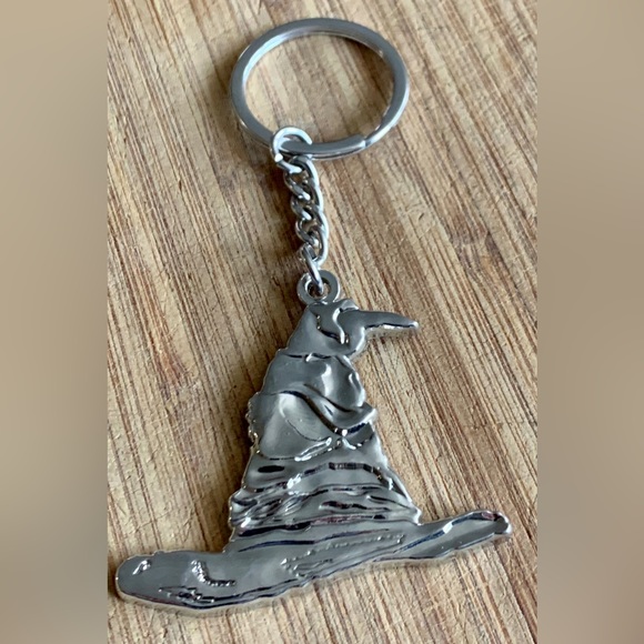 Officially Licensed Metal Raised Relief HARRY POTTER Raven Hat Keychain Fob - Picture 6 of 12